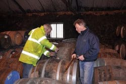 03-duncan-mcgillivray-und-jim-mcewan-250x166 Jim McEwan, eine Whisky-Legende - Das Gesicht von Islay geht