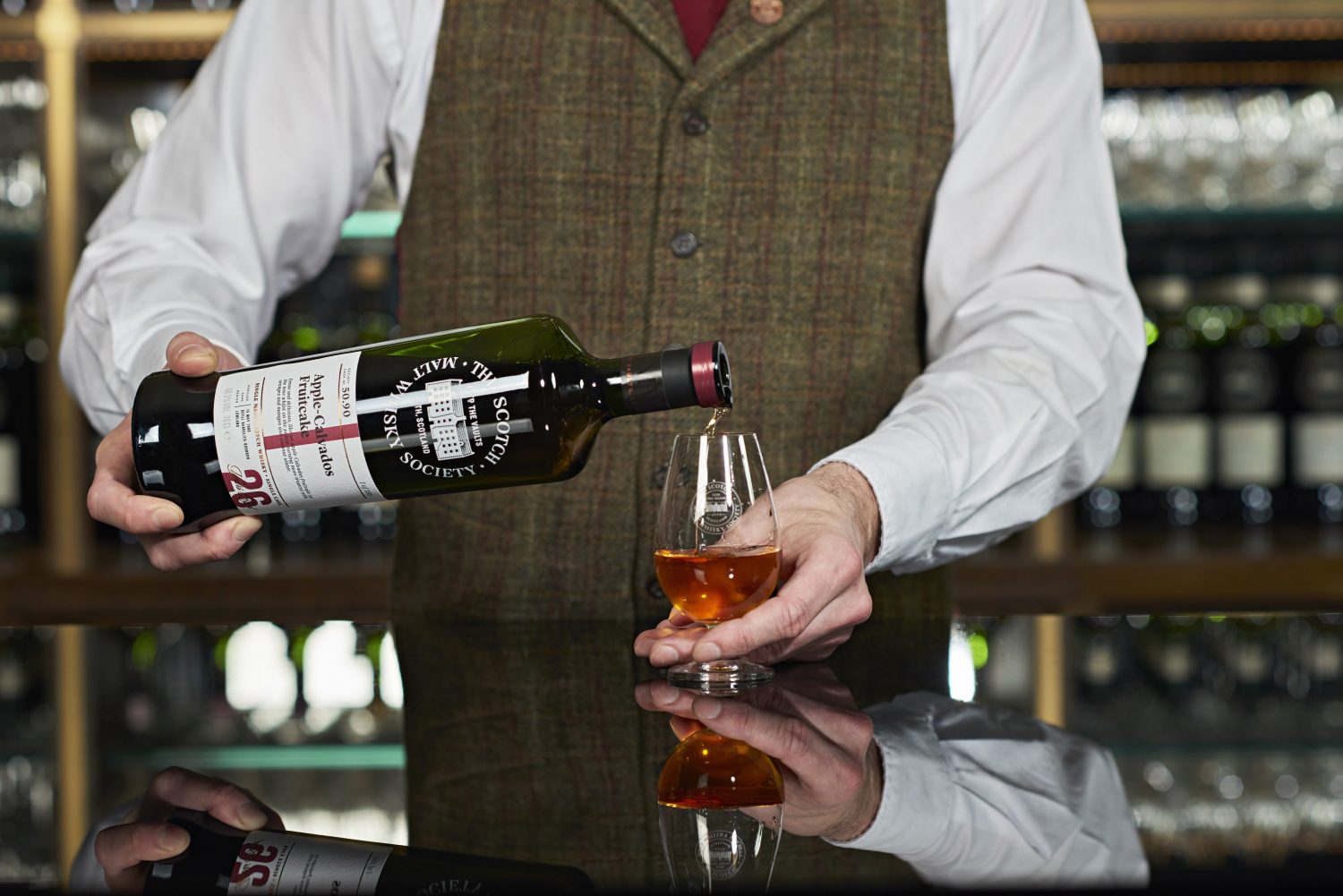 bartender-pour-me-a-glass Neues Flaschendesign der Scotch Malt Whisky Society unterstreicht die Geschmacksprofile