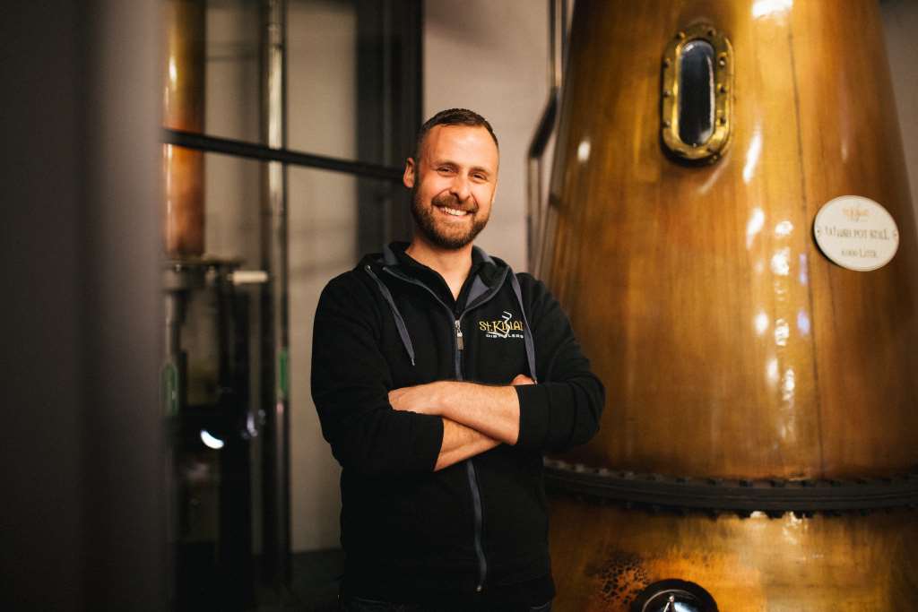 master-distiller-mario-rudolf-vor-der-brennblase Whisky-Premiere: St. Kilian Distillers feiert den ersten Single Malt
