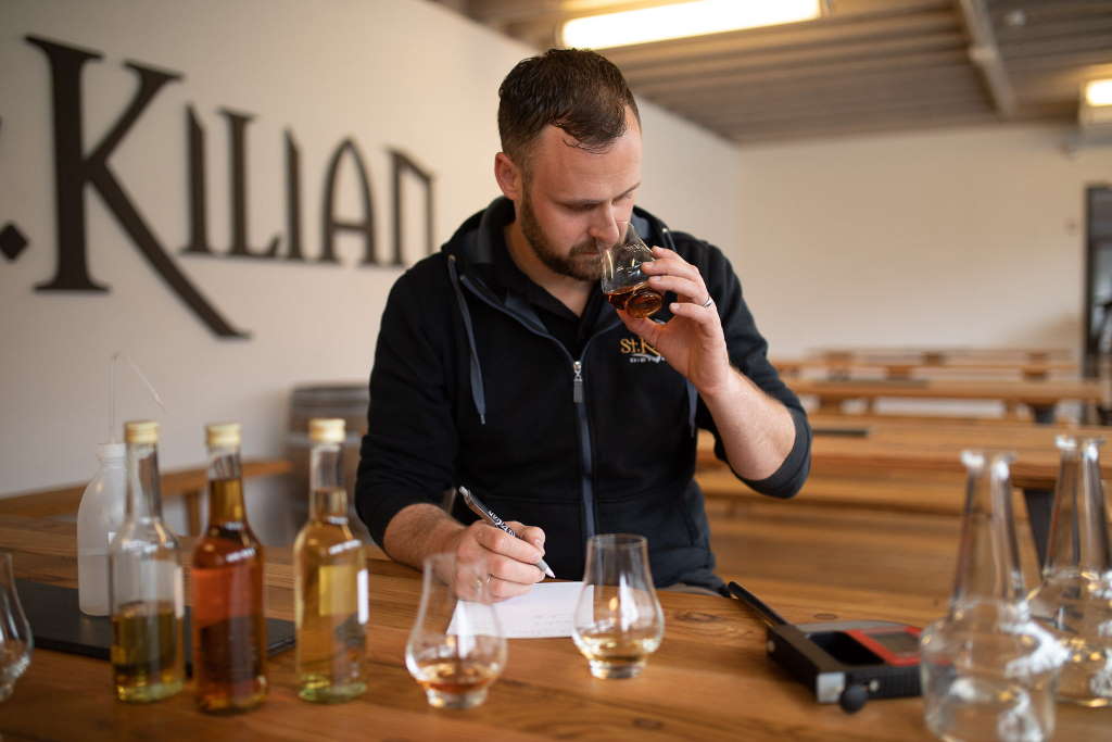 st.-kilian-distillers_mario-rudolf-bei-der-kreation-des-four Fantastic Four: St. Kilian stellen ihren bislang rauchigsten Whisky vor