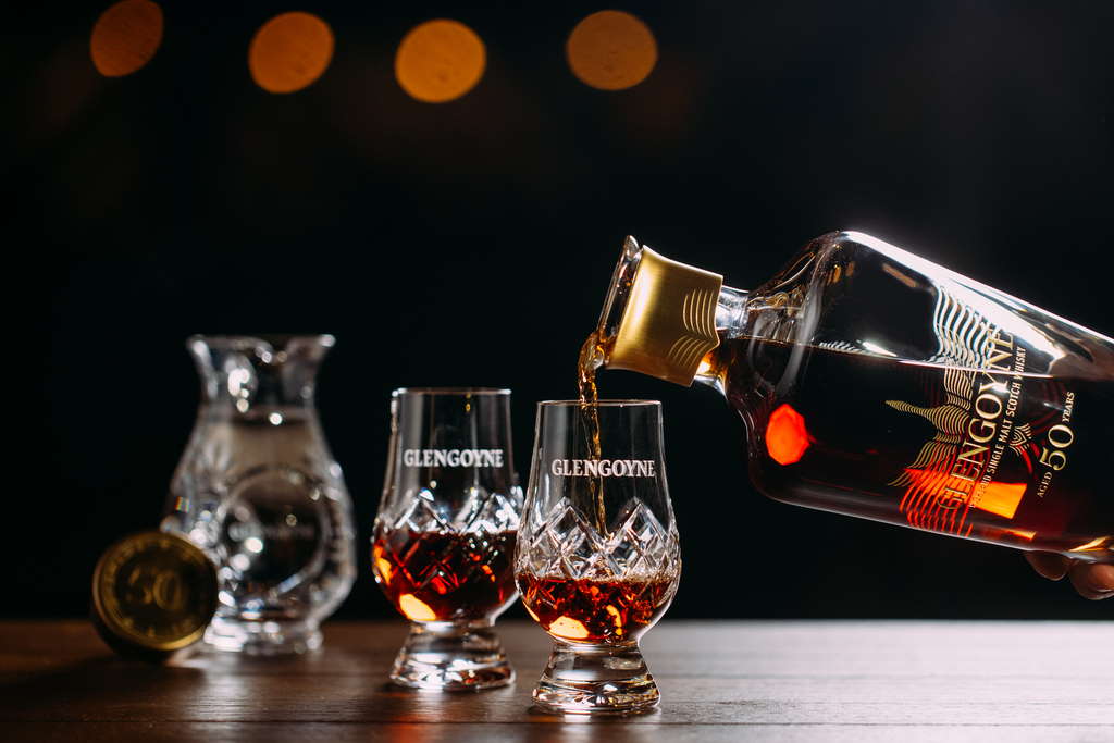 glengoyne-50-year-old-glaeser Glengoyne öffnet seltenen 50 Jahre alten Whisky zu einem besonderen Moment im Jahr 2021
