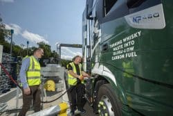 refuelling-the-trucks-with-distilleries-director-stuart-watts-250x167 Whisky getankt: Glenfiddich stellt seine Flotte auf selbst hergestelltes Biogas um